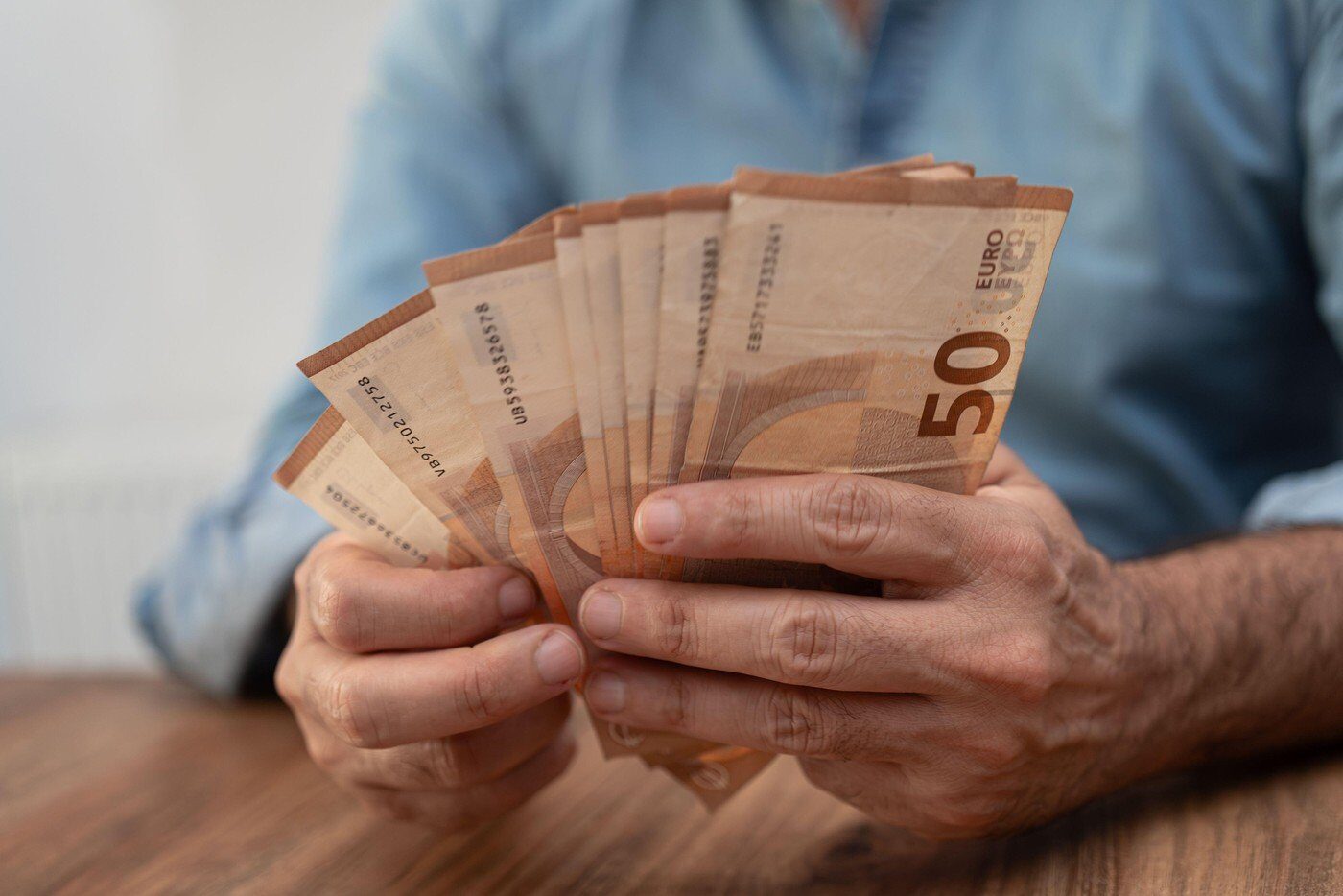 Locuri de muncă cu salarii de peste 2.300 de euro în Franța: Oportunități în domeniul logisticii alimentare Compania STEF, specializată în logistică alimentară, recrutează personal în Franța, oferind salarii competitive și beneficii atractive