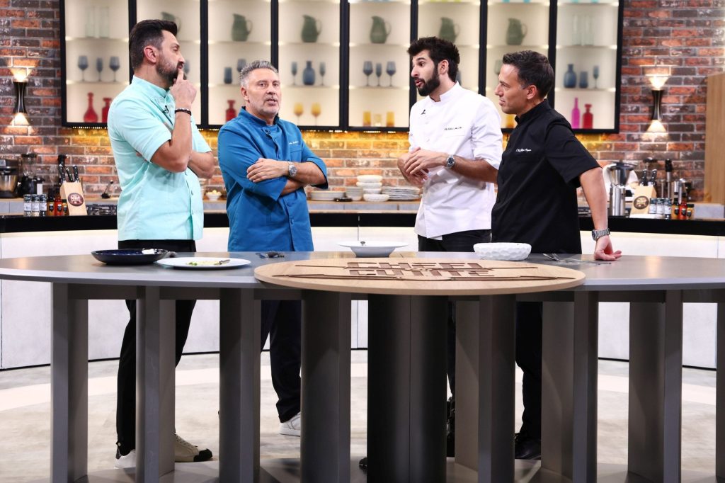 Chef Ștefan Popescu, mai aproape de victorie la „Chefi la Cuțite” Bucătarul Ștefan Popescu a reușit să obțină o victorie importantă luni seară, adjudecându-și amuleta în cadrul competiției „Chefi la Cuțite”