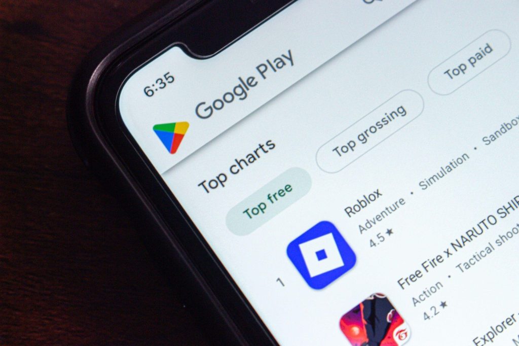 Malware periculos pe Android: aplicații compromise au infectat milioane de dispozitive Un nou tip de malware pentru dispozitivele Android, denumit de experți „NoVoice”, a compromis peste 2,3 milioane de dispozitive prin intermediul a peste 50 de aplicații distribuite prin Google Play Store
