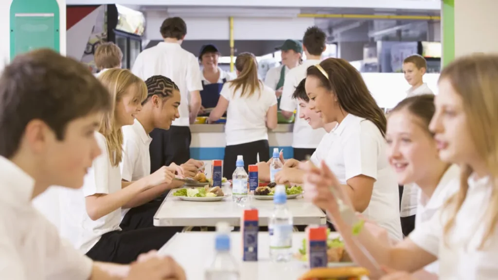 Marea Britanie: Zahărul și prăjelile, SCOASE din școli. Copiii, puși la dietă!