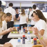 Marea Britanie: Zahărul și prăjelile, SCOASE din școli. Copiii, puși la dietă!