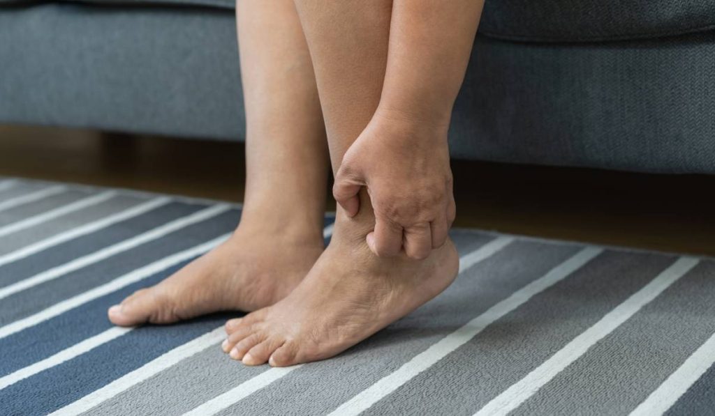 Umflături pe picioare: Semnal de alarmă pentru diabet, rinichi sau ficat