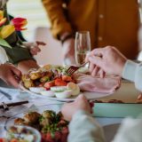 Ce ascunde „consum cu moderație” la masa de Paște: Adevărul crunt