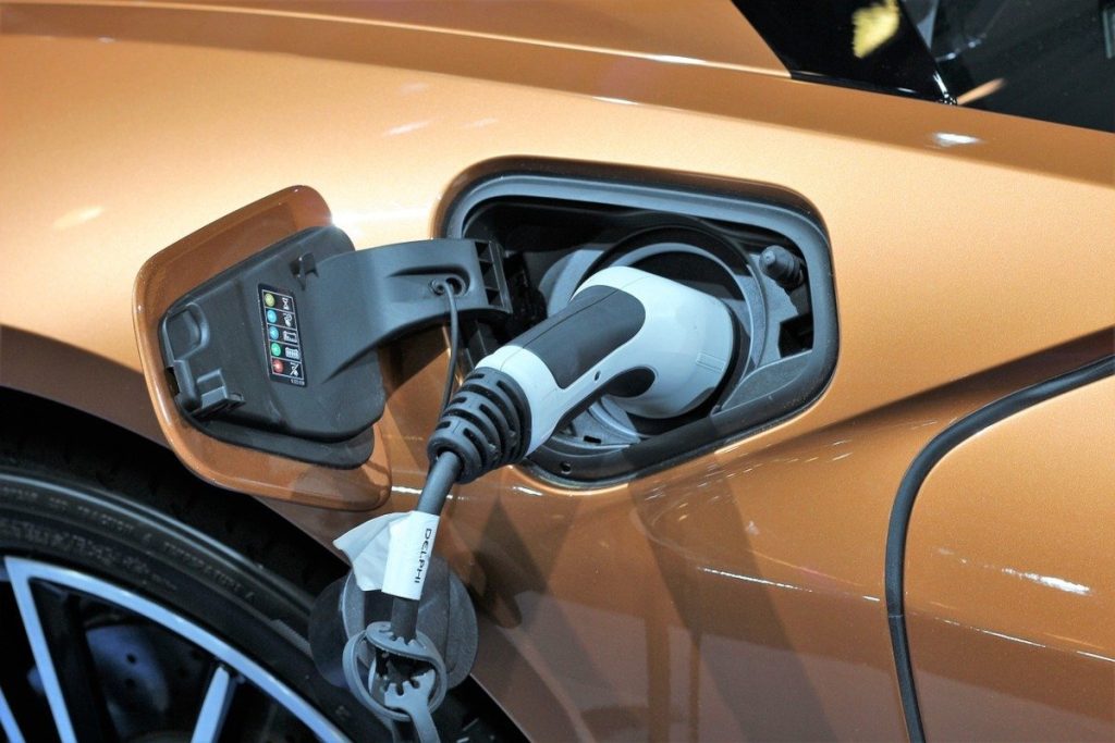 Gratuitate la parcări pentru electricele bucureștene: Decizie cu termen limită Autovehiculele electrice înmatriculate în București vor beneficia în continuare de parcarea gratuită în parcajele publice de utilitate generală, dar măsura are un termen limită, până la 31 decembrie 2027