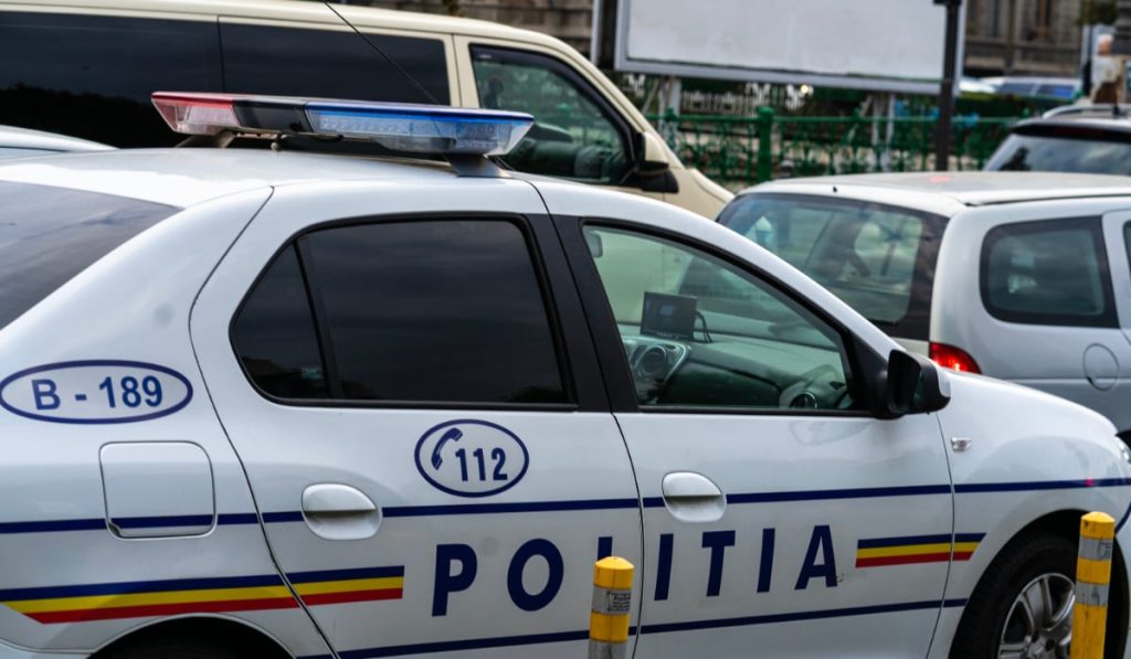 Orădean, mama falsă de minor și polițist, fraudă cu carduri bancare pentru asistați