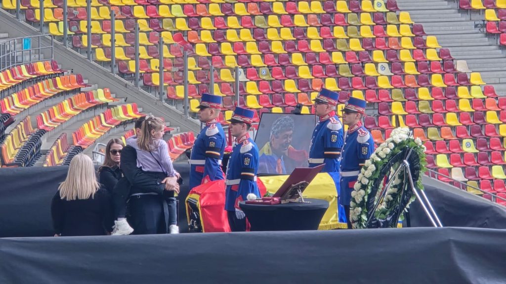 Matei Lucescu, cu fiica, la căpătâiul lui Mircea Lucescu