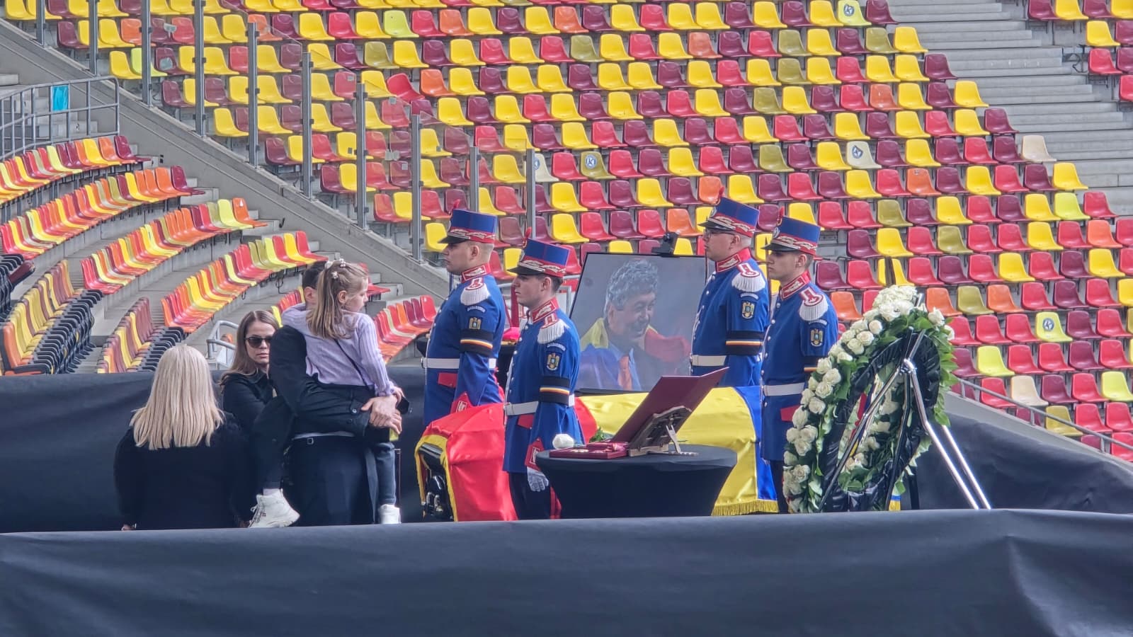 Matei Lucescu, cu fiica, la căpătâiul lui Mircea Lucescu