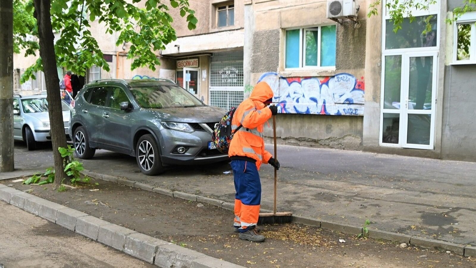 Primăria Sectorului 2 a plătit aproape 100.000 de euro pentru servicii de măturat trotuare care nu au fost prestate