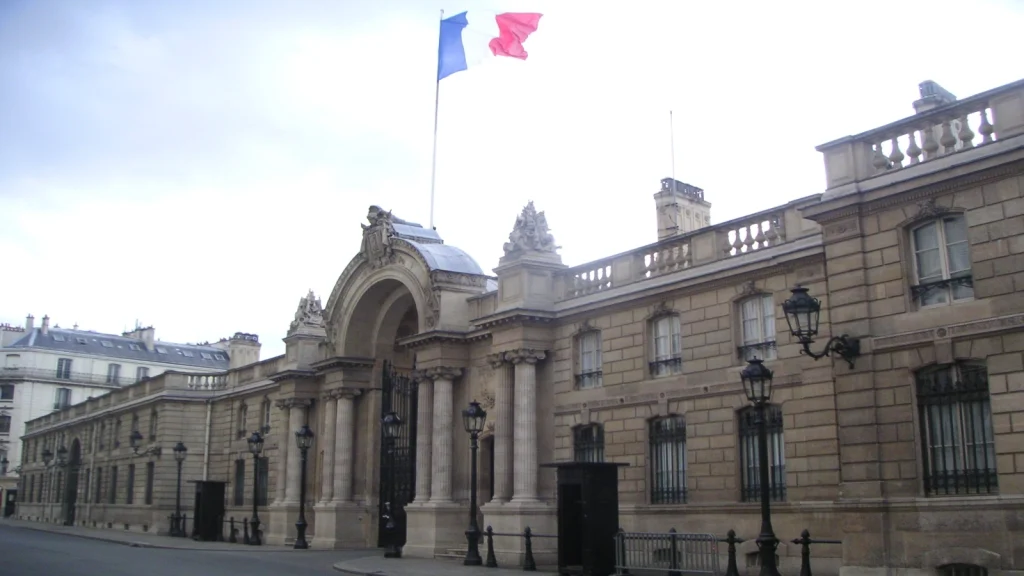 Uși închise la Elysee: Poliția, respinsă într-un dosar de corupție