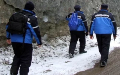 Ghinion de Paște: Cuplu blocat în noroi, după ce-a urmat GPS-ul spre Muntele de Sare