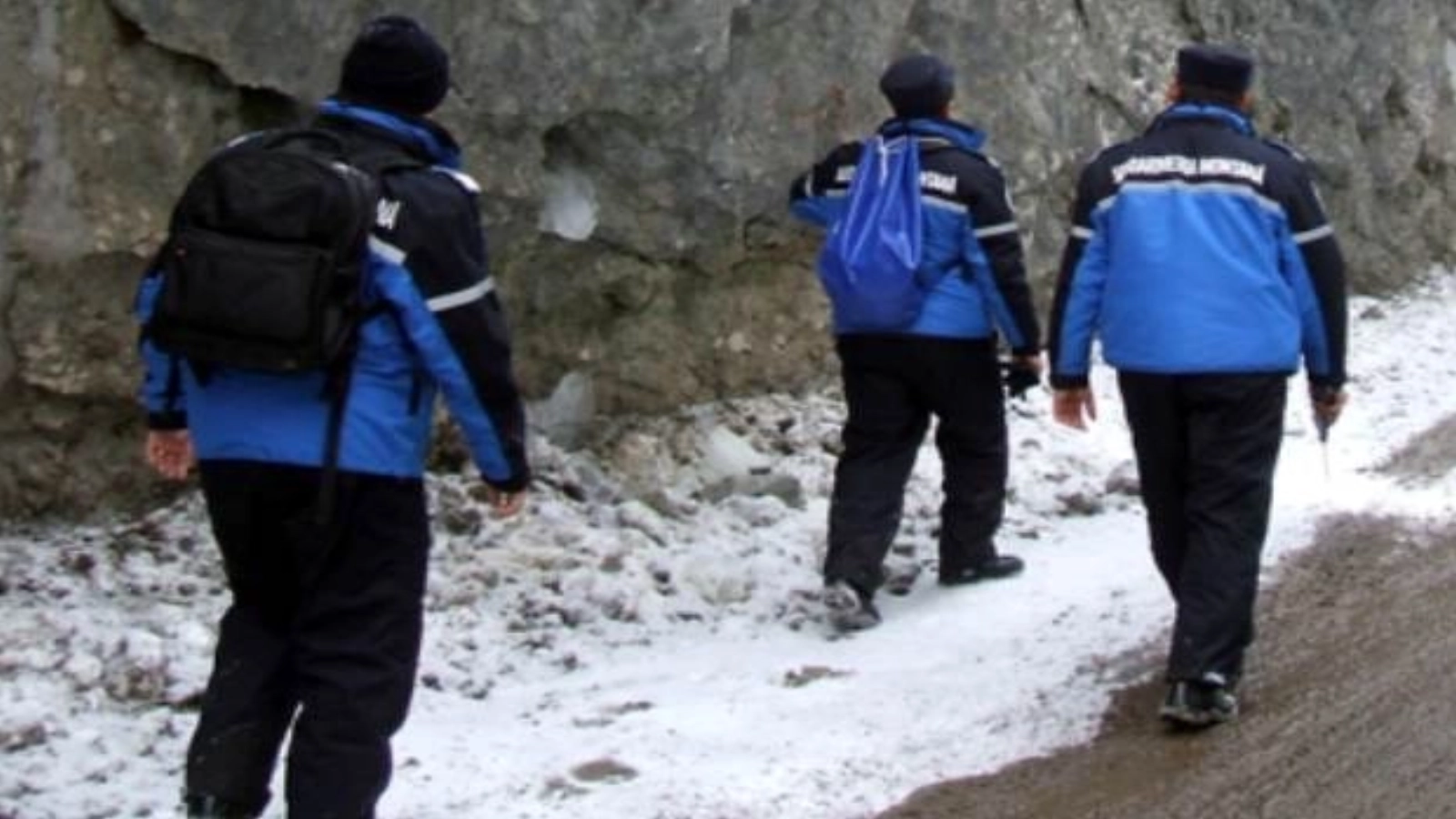 Ghinion de Paște: Cuplu blocat în noroi, după ce-a urmat GPS-ul spre Muntele de Sare