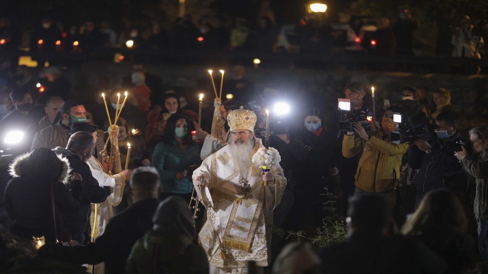 Teodosie aduce Sfânta Lumină: „Să alungăm frica”