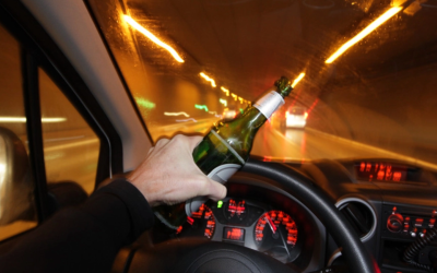 Bărbat beat criță, cu copii de 1 și 3 ani în mașină, oprit în trafic