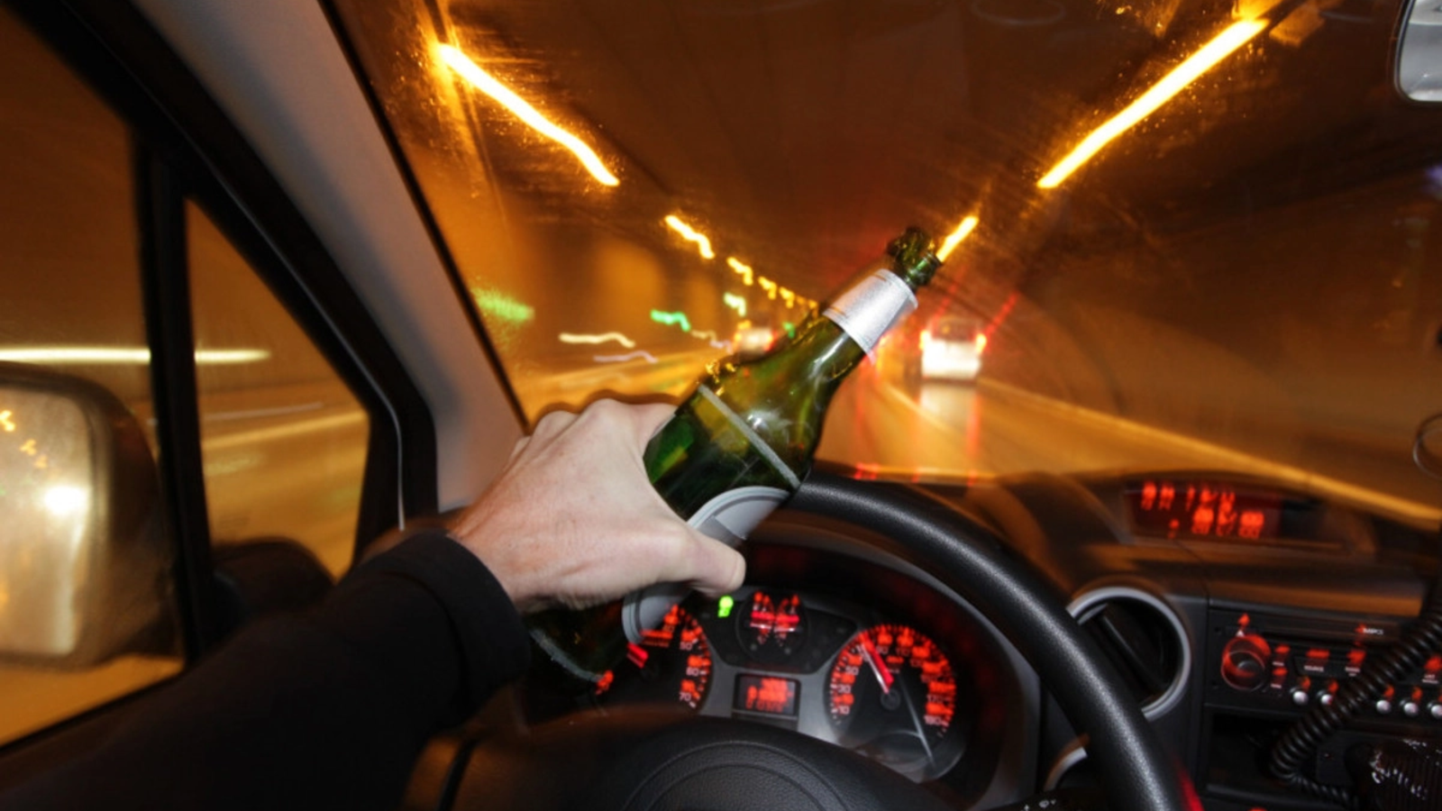 Bărbat beat criță, cu copii de 1 și 3 ani în mașină, oprit în trafic