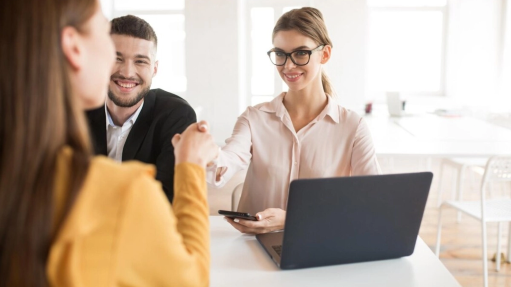 Introvertiții strălucesc: 10 domenii unde performanța lor uimește