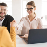 Introvertiții strălucesc: 10 domenii unde performanța lor uimește