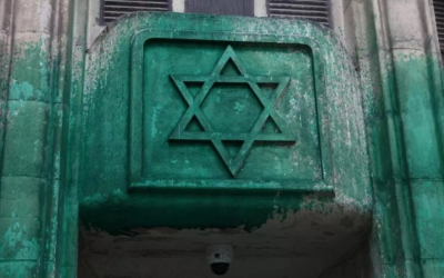 Adolescent de 17 ani, acuzat de incendiere la o sinagogă din Londra