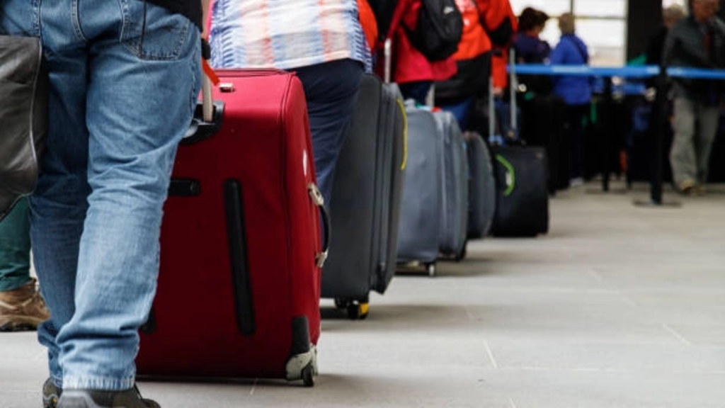 Haos în aeroporturi: Noi reguli UE, cozi infernale și avioane goale