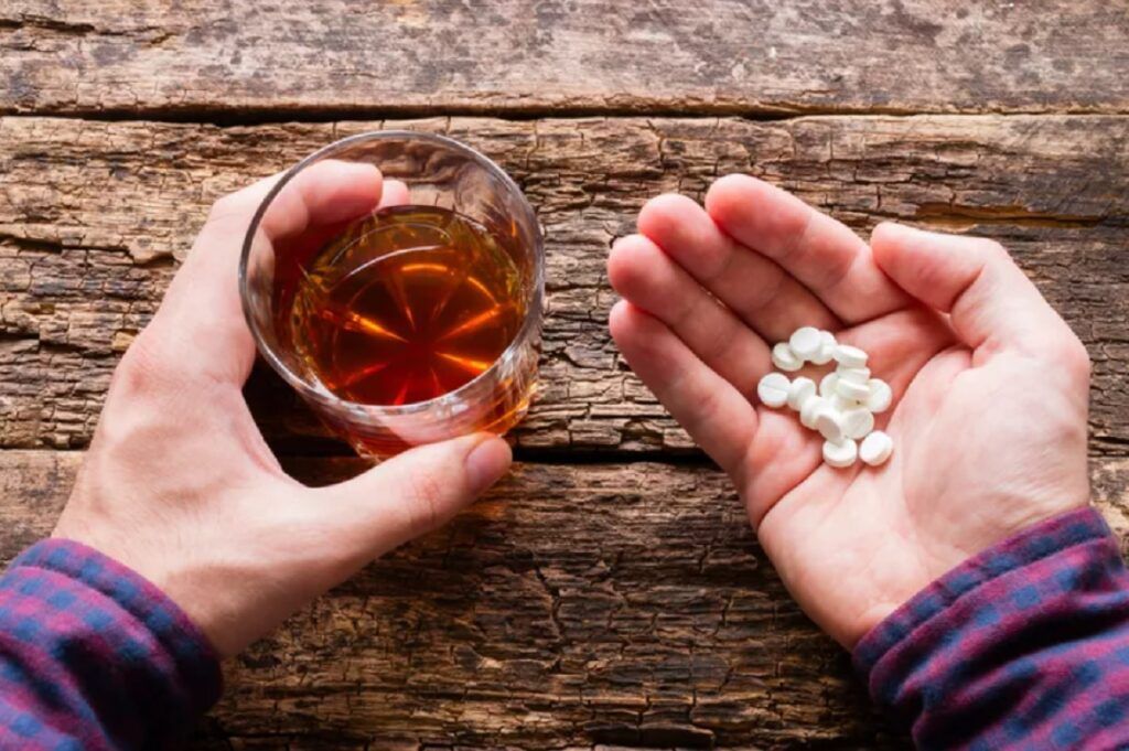 Cum poți păți GRAV dacă amesteci alcool, antiacide și antiinflamatoare