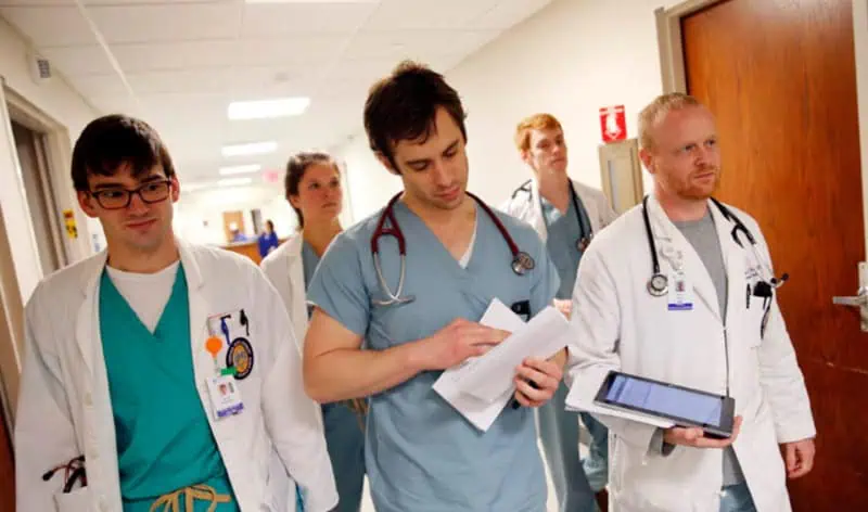 Medicii rezidenți, puși la încercare: Un nou curriculum vrea să schimbe sistemul medical