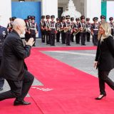 Gest ULUITOR: Premierul țării X, la picioarele șefei Guvernului italian