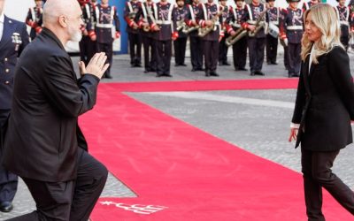 Gest ULUITOR: Premierul țării X, la picioarele șefei Guvernului italian