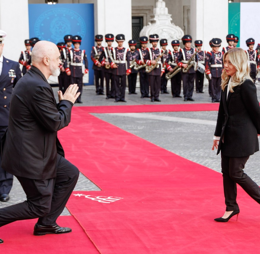 Gest ULUITOR: Premierul țării X, la picioarele șefei Guvernului italian