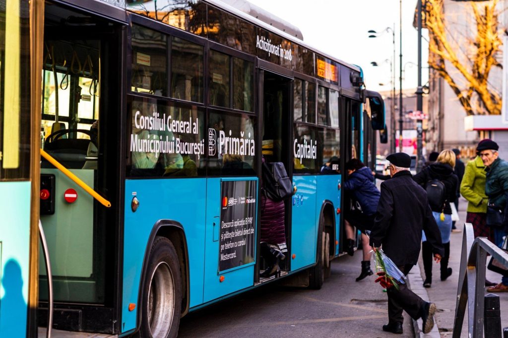 Cât scoate din buzunar un bucureștean pentru transportul în comun Pentru navetiștii din Capitală, costurile transportului în comun variază considerabil în funcție de opțiunile alese