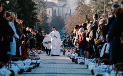 MIERCUREA-CIUC, România – Mii de oameni au participat duminică, în centrul municipiului Miercurea-Ciuc, la tradiționala ceremonie de sfințire a bucatelor cu ocazia Paștelui Catolic, un eveniment considerat de autoritățile locale drept cel mai mare de acest gen din Bazinul Carpatic, Oamenii au început să se adune pe platoul din centrul orașului încă de dimineață, purtând coșuri pline cu bucate tradiționale pregătite pentru sărbătoare