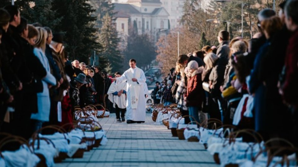 MIERCUREA-CIUC, România – Mii de oameni au participat duminică, în centrul municipiului Miercurea-Ciuc, la tradiționala ceremonie de sfințire a bucatelor cu ocazia Paștelui Catolic, un eveniment considerat de autoritățile locale drept cel mai mare de acest gen din Bazinul Carpatic, Oamenii au început să se adune pe platoul din centrul orașului încă de dimineață, purtând coșuri pline cu bucate tradiționale pregătite pentru sărbătoare