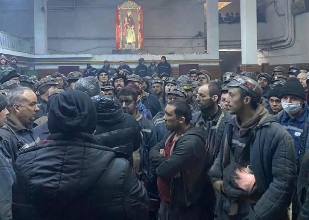 Minerii de la Vulcan, Lupeni și Livezeni au ieșit în stradă
