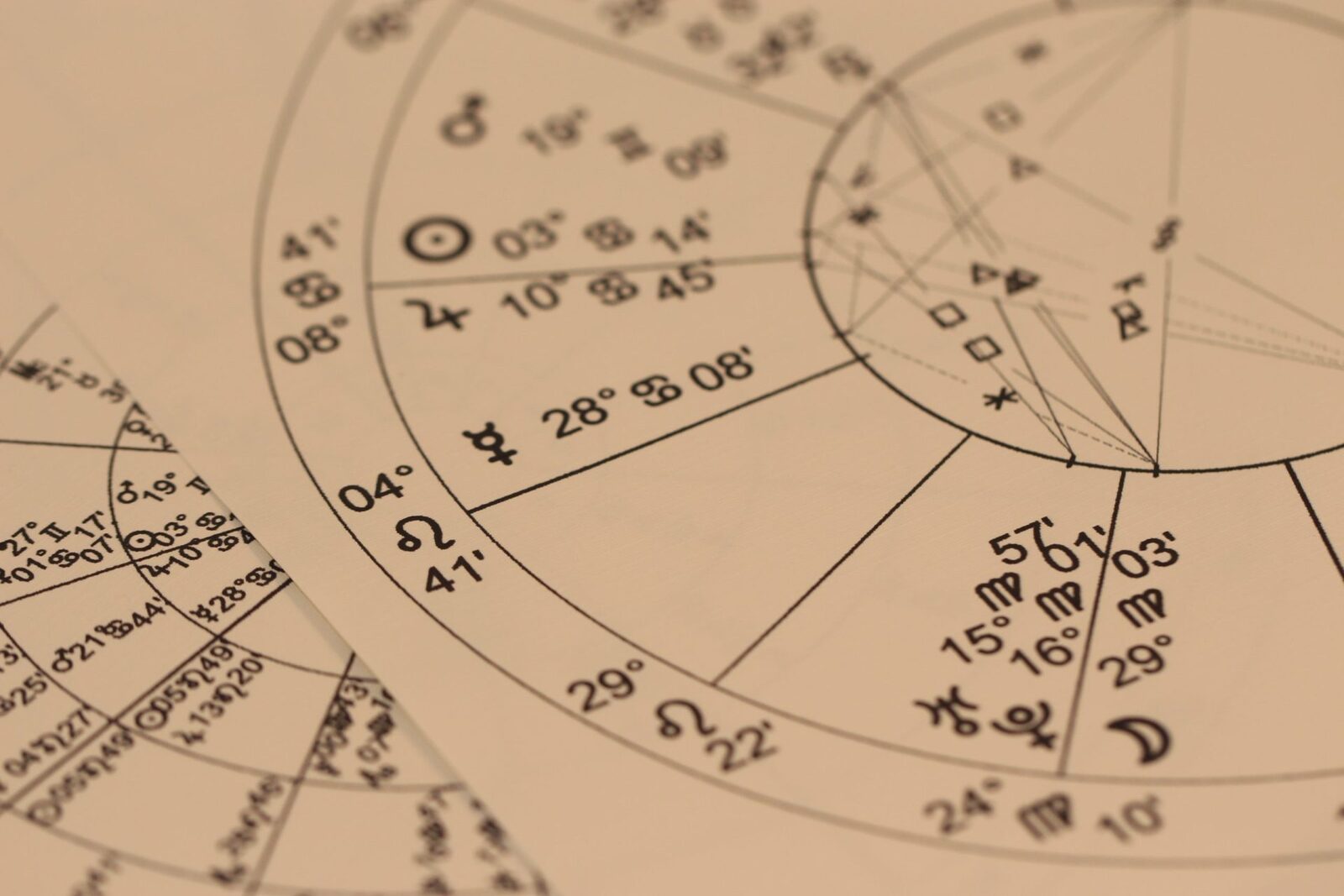 Vești astrale pentru zodii: Ce rezervă astrele pe 19 aprilie 2026?
