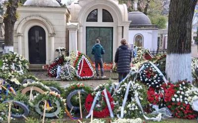 Omagiu emoționant de Paște pentru Mircea Lucescu: Lumânări la mormânt