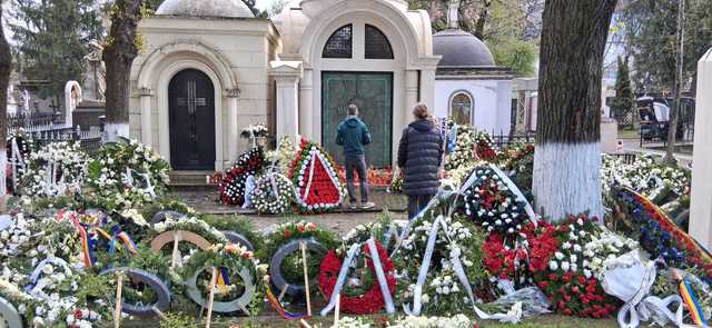 Omagiu emoționant de Paște pentru Mircea Lucescu: Lumânări la mormânt