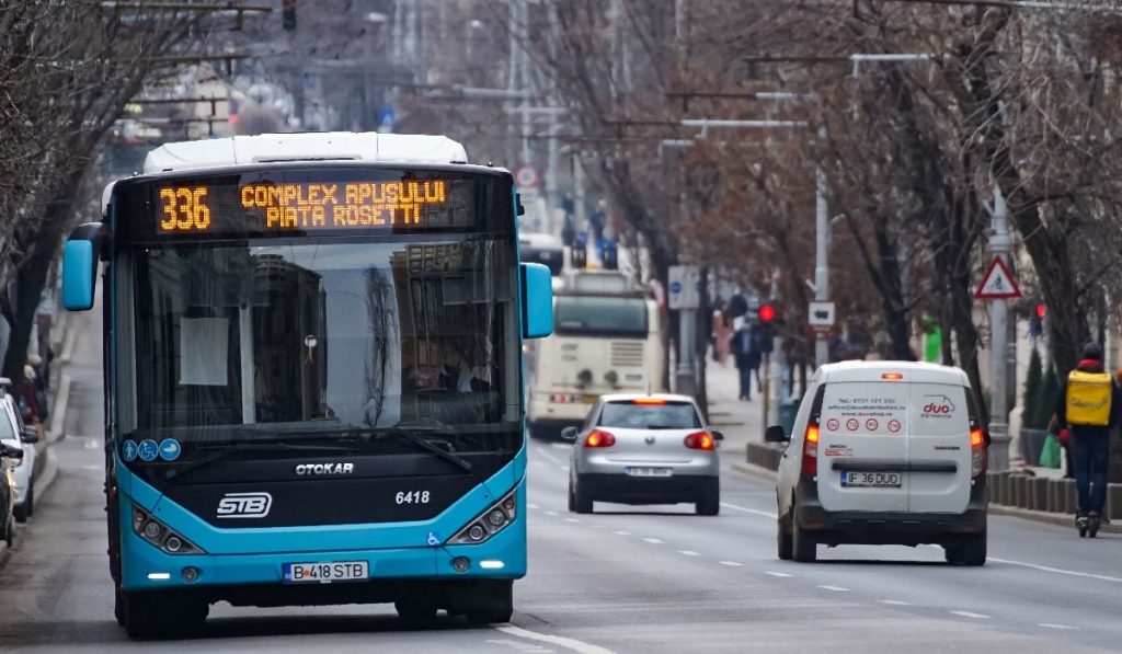 Șoferii STB, victimele restructurărilor: Directorii rămân, salariile uriașe cresc!