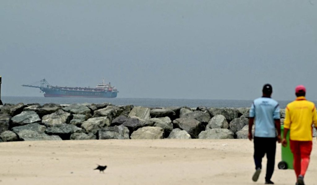 Iranul blochează exporturile, SUA trimit 10.000 de soldați. Ziua 48 de război