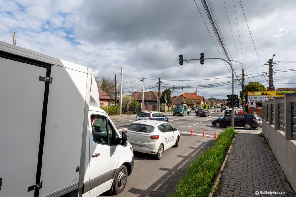 Haos în trafic, chiar din prima zi: Un nou semafor blochează totul
