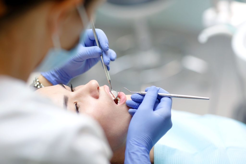 Accesul limitat la stomatolog crește riscul de boli grave, arată un studiu Persoanele în vârstă care nu își permit tratamentele dentare din cauza costurilor sunt mai expuse riscului de afecțiuni cardiovasculare și de demență