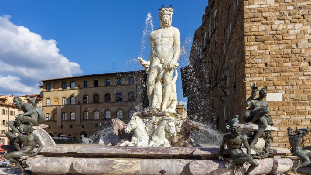 Femeie, AȘEZATĂ pe Neptun în Florența: A încercat să-l „verifice”!