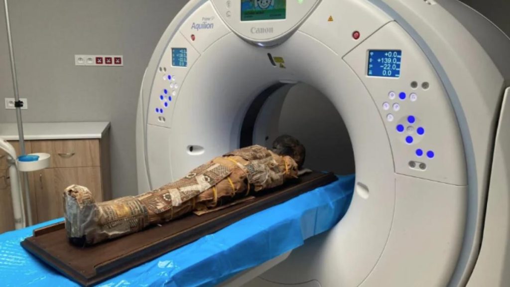 Mumie egiteană veche de 2.000 de ani, cu un secret incredibil pe piept