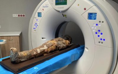 Mumie egiteană veche de 2.000 de ani, cu un secret incredibil pe piept