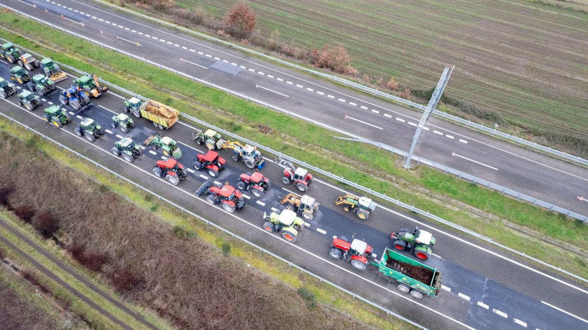 Blocaj în Irlanda: Fermierii paralizează țara, benzinăriile fără combustibil