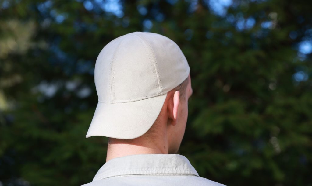 Șapca, accesoriul misterios: De ce o poartă mereu și ce dezvăluie psihologia