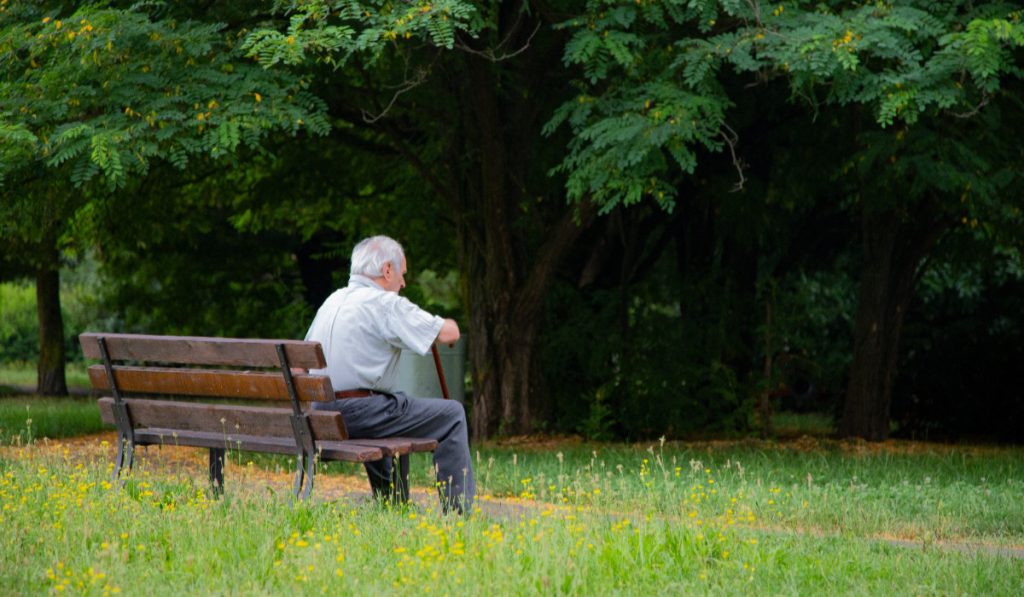 De ce Sărbătorile adâncesc singurătatea: Fenomenul care lovește România