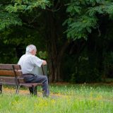 De ce Sărbătorile adâncesc singurătatea: Fenomenul care lovește România