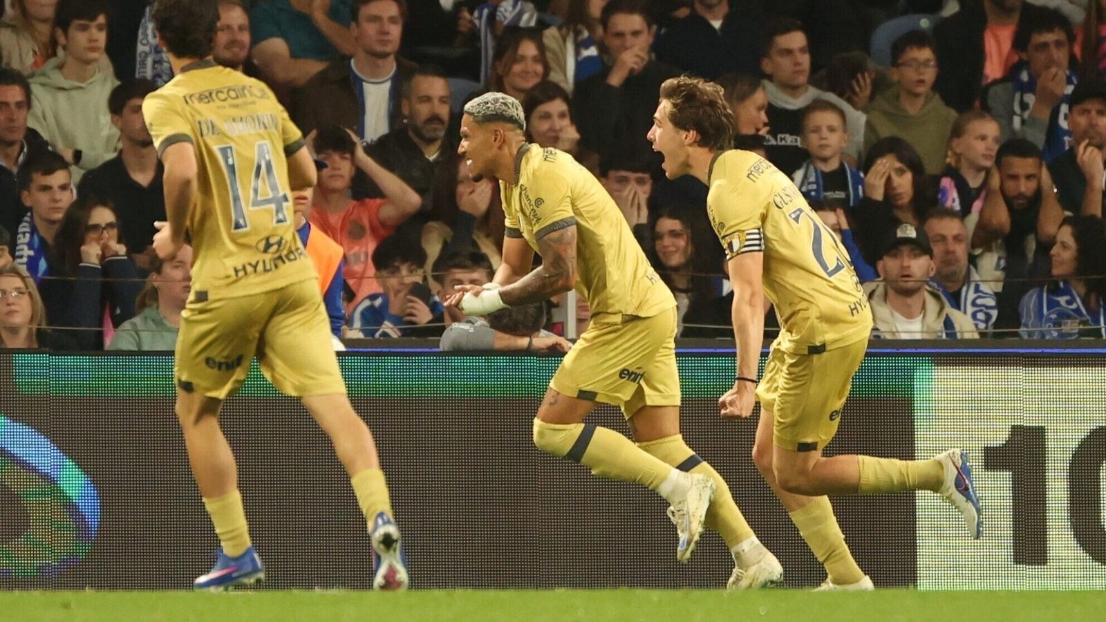 SORRISO, după egalul spectaculos cu FC PORTO: „Un punct foarte important pentru noi” Atacantul brazilian SORRISO a fost omul meciului pentru FC FAMALICÃO în remiza spectaculoasă, scor 2-2, cu FC PORTO, reușind să înscrie primul gol al partidei