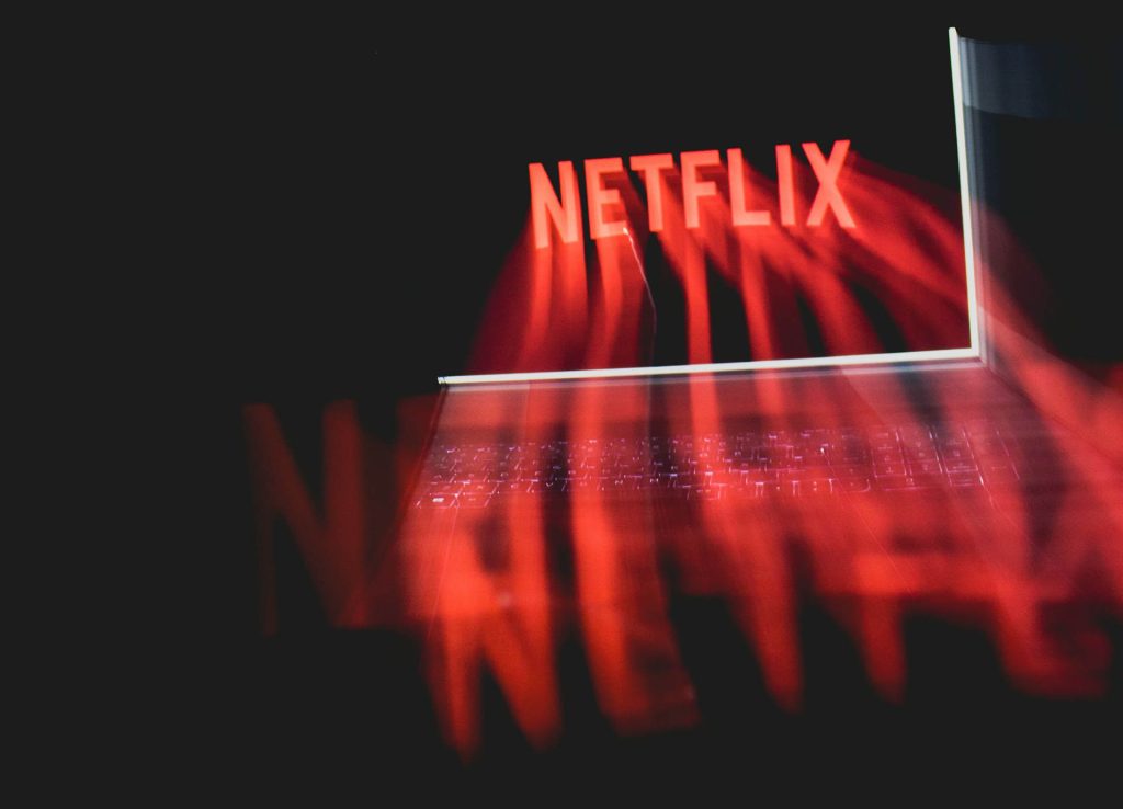 Netflix intră în podcasturi: Rivalitatea cu YouTube se intensifică