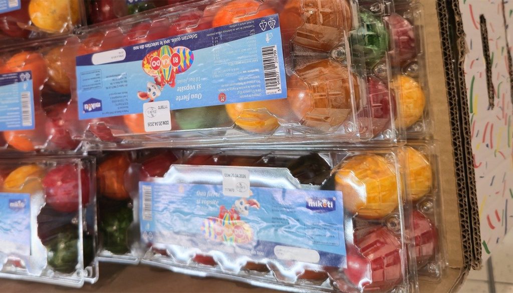 Ouăle vopsite, gata de consum, au cucerit rafturile supermarketurilor din România, mai ales în apropierea sărbătorilor pascale