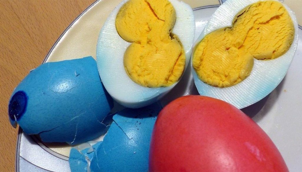 Ouă cu două gălbenușuri: Ce riscuri ascund și cât de sănătoase sunt, de fapt?