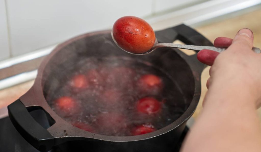 Cum recunoști indigestia de la ouăle de Paște: Senzația de „piatră”